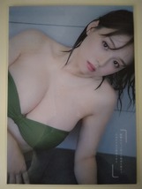 W042《切り抜き》【篠崎愛】8P（ラミネート加工・B5サイズ）/別冊ヤングチャンピオン 2024年No.1 グラビア ☆送料一律☆_画像4