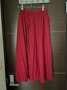 ロングスカート。赤、ワインレッド、ひらひら、かわいい、夏 、華やか、鮮やか、赤ロングスカート、ワイン色