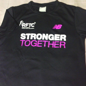 希少 new balance × RFTC STRONGER TOGETHER プラクティス シャツ ブラック ニューバランス ピンクリボン ランニング Tシャツ 限定