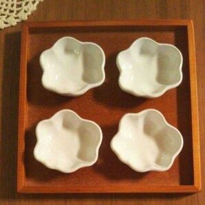 新品　白色ミニカップ雲形　豆皿 　小鉢 　4個セットです 小皿 醤油皿 和食器
