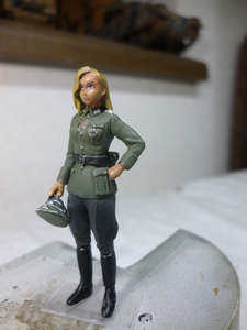 1／３５ドイツ国防軍女性将校ラウラ脱帽バージョン完成品