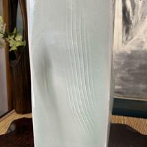 wasabi k160 陶器製 角筒花器 流れる水のような透明感を生む淡い碧色釉 花瓶・飾り壷 紙の筒を立てたように折り目正しい角が特徴的な逸品_画像4