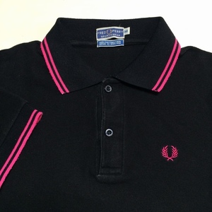 美品 イギリス製 FRED PERRY フレッドペリー 半袖ポロシャツ サイズM 黒系無地 襟先と袖先にピンクの２本ライン入り 鹿の子生地 