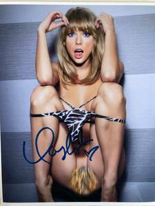  Taylor *swifto with autograph photograph approximately 20cmx25cm size 
