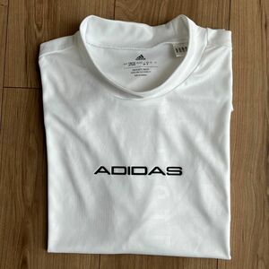アディダス Adidas エンボスプリント 半袖モックネック ホワイト　Mサイズ
