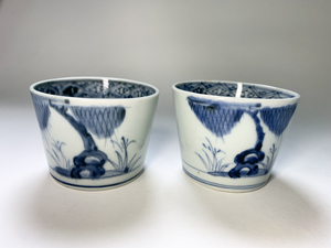 [. seat ] old Imari soba sake cup blue and white ceramics rock . writing insect writing expectation 2 customer Edo period < plate *587