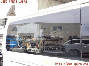 5UPJ-97621380]ハイエースバン200系(GDH201V)右クォーターガラス 中古