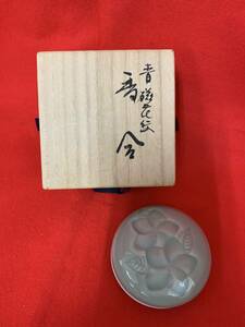 N478　ハワイ支部創立50周年 記念品【青磁花紋香合 JOHN A.NAKAI】栞・木箱入り　約直径7㎝　高さ2.5㎝