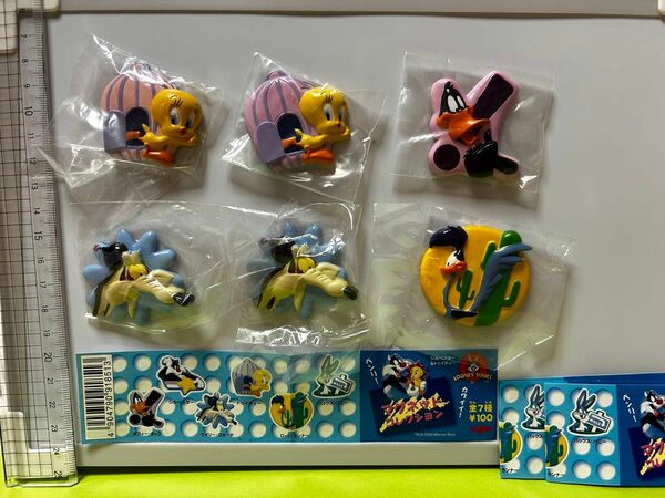 LOONEY TUNES 　マグネットコレクション　4種＋２個　ガチャ　2000年未開封　トゥイーティー　ロードランナー　コヨーテ