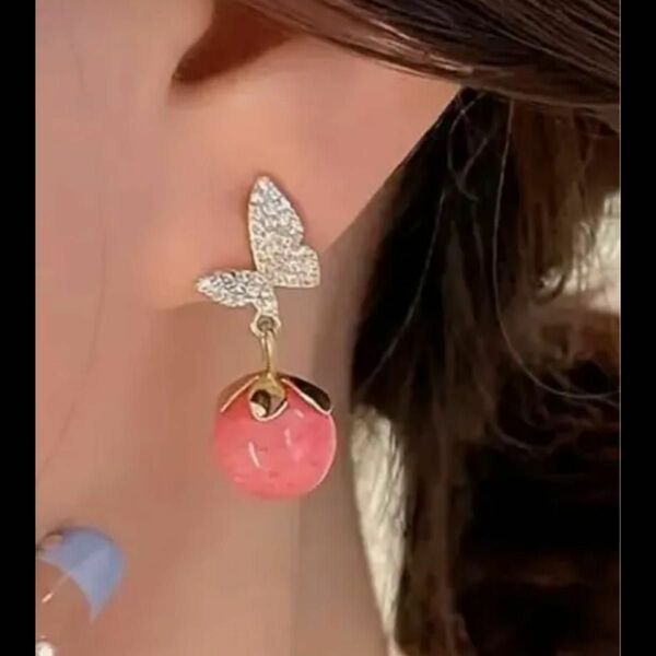 2個の蝶の合成石のピアス　遊び心のある色味　春に似合う素敵な可愛いデザイン