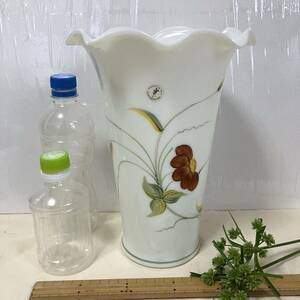 Art hand Auction Italian made Centrovetro hand painted ruffled vase vintage, Craft, Glass, Craft Glass
