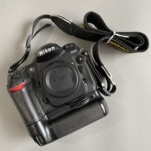 MS1115 動作未確認 Nikon ニコン D200 デジタル一眼レフ ボディ ＋ MB-D200 マルチパワーバッテリーパック (検)カメラ 2005年