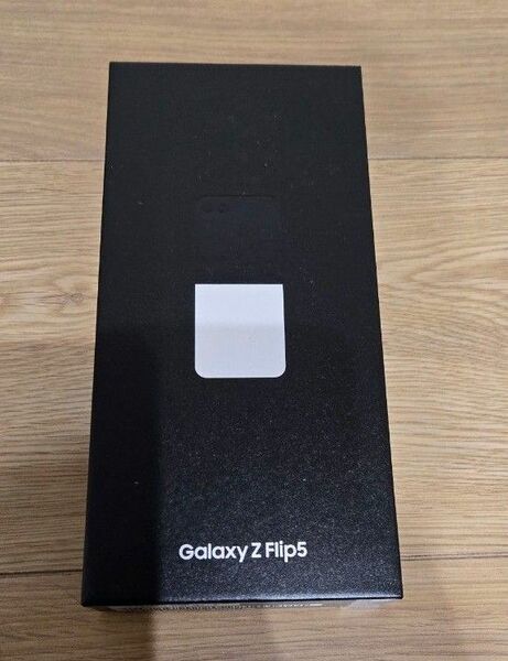 Galaxy Z Flip5 (クリーム)　国内au版 ＋ SmartTag2 ＋ おまけ