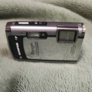 OLYMPUS 防水デジタルカメラ シルバー 5m防水 1.5m耐落下衝撃 -10℃耐低温 1400万画素 3Dフォト機能