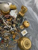 メッキおまとめ　約8キロ　メッキ金杯、金箔、ジパンシー、ディオール、カルティエなどのヴィンテージアクセサリーも入っております。_画像3