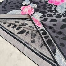 極美品★レオナール LEONARD ロングワンピース レオパード 絹混 美麗花柄 薔薇 トリム 銀ボタン ゆったり 大きいサイズLL ブラック ピンク_画像7
