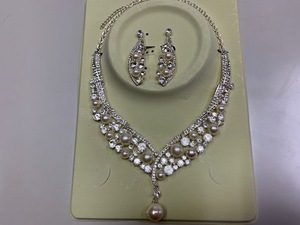  with translation u Eddie ng necklace largish pearl . rhinestone. brilliancy . gorgeous . necklace + swaying earrings 