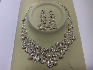 u Eddie ng necklace largish pearl . rhinestone. brilliancy . gorgeous . necklace brilliant furthermore flower + swaying earrings 