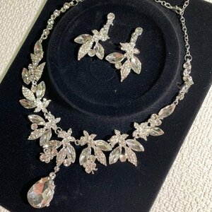 u Eddie ng necklace largish rhinestone. brilliancy . gorgeous . necklace flower .+ swaying earrings 