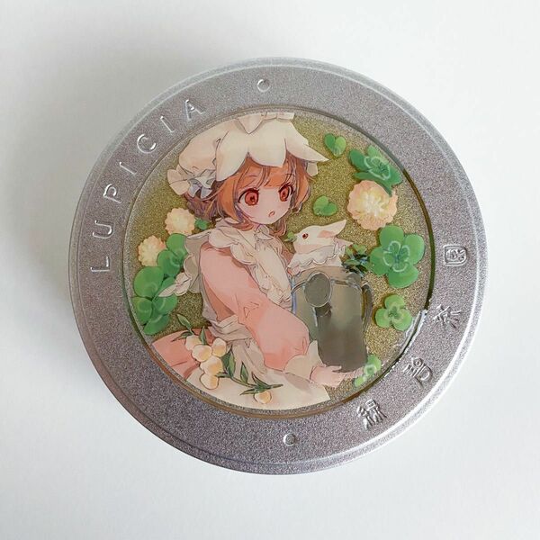 【ハンドメイド】 小物入れ ルピシア プチ缶 リメイク レジン デコ コラージュ 紅茶 お茶 《女の子＆うさぎ＆クローバー》