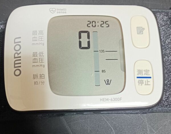 OMRON 手首式血圧計 HEM-6300F