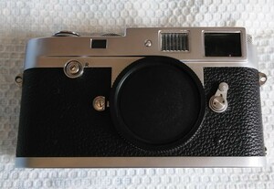 ライカ M2 初期 巻き戻し解除が押しボタン式です。美品 Leica 