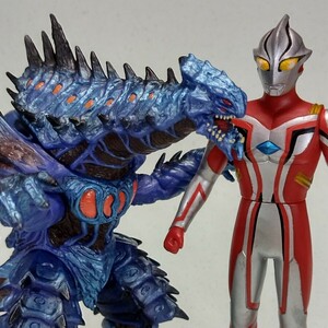 ニセメビウス ＆ ディノゾール ウルトラ怪獣シリーズ2006＆ウルトラヒーローシリーズ2006 SP ウルトラマンメビウス BANDAI 怪獣ソフビ 