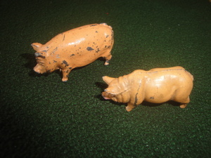 Britain's　Pig　Figure （’５０年代絶版）金属製の豚　２頭＋おまけの子豚１頭.