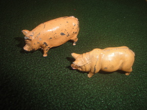 Britain's　Pig　Figure （’５０年代絶版）金属製の豚　２頭