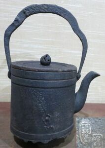 （古美術　鈴木）　蛙の図の筒型の古い鉄瓶　在銘　６１２