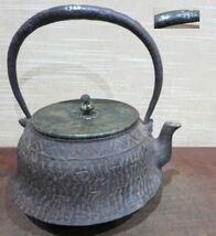 （古美術　鈴木）　　取って銀象嵌銅蓋の古い京鉄瓶　　６０７_画像1