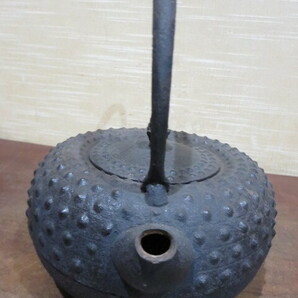 （古美術 鈴木） 未使用の半砂鉄の南部吉田造鬼霰の古い鉄瓶 ５１９の画像4