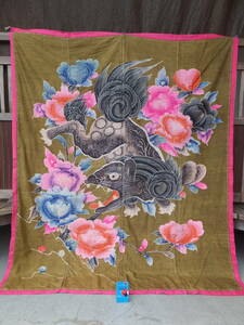 豪華で迫力ある絹地筒描極彩色牡丹唐獅子文掛物古布・4幅繋ぎ・158×138㌢・重520g・壁飾り