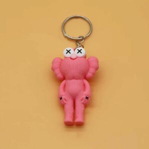 【新品・未開封】カウズkaws セサミストリート　キーホルダー　ピンク