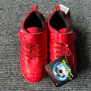 【新品未使用】男の子　18㎝　サッカータイプ　スニーカー　赤色　スポーツ　予備 スニーカー
