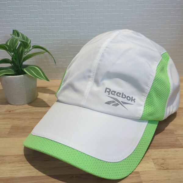 テニスに！ジョギングに！Reebok*白×綺麗グリーン　カッコいいキャップ