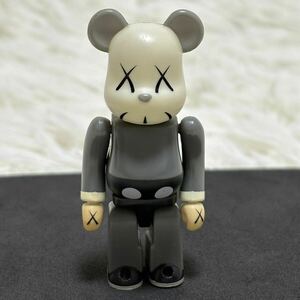 希少 入手困難 BE@RBRICK ベアブリック 100% 2002年 初代 シリーズ4 KAWS カウズ メディコムトイ MEDICOM TOY オリジナルフェイク 