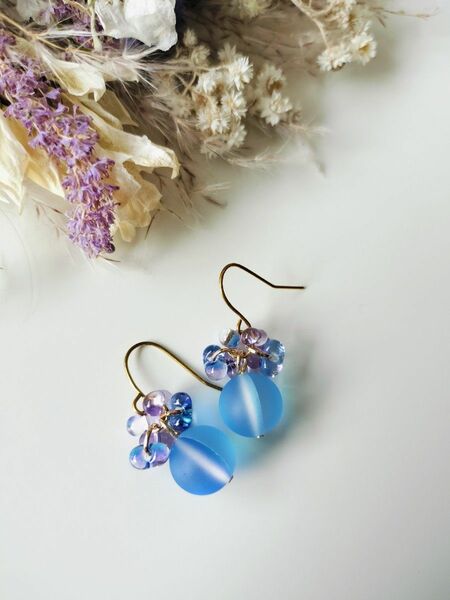 明日まで＊5月感謝SALE★フロスト水晶×チェコファルファーレの紫陽花ピアス★blue