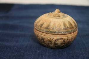 宋胡録　蓋物　香合　唐草紋　線彫り鉄釉　茶道具　14～15世紀