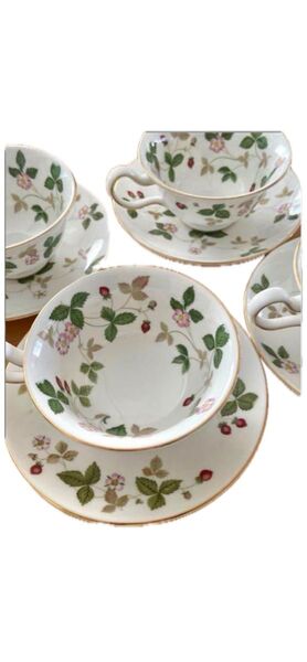 ☆冬ティタイムお値引きペア2客ワイルドストロベリー WEDGWOOD 花柄 プレート ソーサー