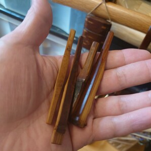 目釘【上】 煤竹を竹皮ばっちり残して、微調整できるように仕上げました。目釘 煤竹 刀装具 日本刀 真剣 拵え 責金 鍔 の画像5