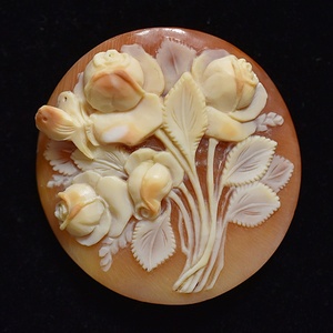 アンティーク 蝶々とバラの花束の三層手彫りシェルカメオルース/裸石 本物保証