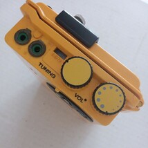 レトロミュージック　昭和レトロ　当時物SONY ソニー WALKMAN 　スポーツ ウォークマン WM-F5 　YELLOW ジャンク品　　_画像5