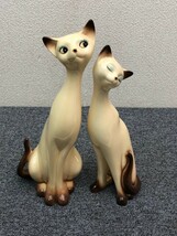 ⑤ レトロ シャム猫 置物 ペア 陶器製 高さ37cm / 33cm ベージュ クリーム色 昭和レトロ ネコ おしゃれ インテリア 雑貨[E03]_画像1