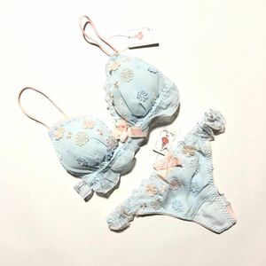 【Risa Magli】《パールのヘアピン付き》可愛いお花の刺繍付き　ブルーのノンワイヤー　ブラ ・Tバック　Mサイズ♪