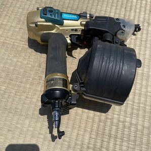 NO.16 / makita 65mm エア釘打機 / モデル AN633H 中古品 美品の画像3