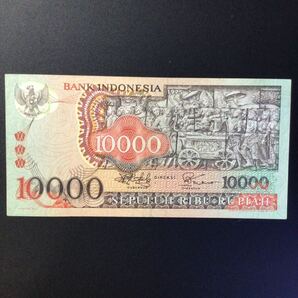 World Paper Money INDONESIA 10000 Rupiah【1975】の画像1