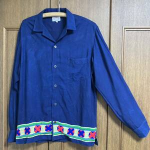ガイジンメイド、タイ山岳民族古布貼り付け藍染めレーヨンシャツ　Mサイズ