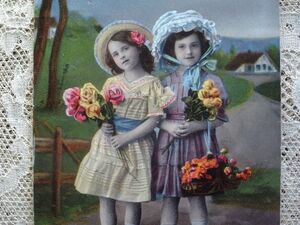 アンティークポストカード*花束と帽子の可愛い少女たち