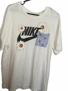 NIKE Tシャツ 白 花 マーガレット 胸ポケット デカロゴ
